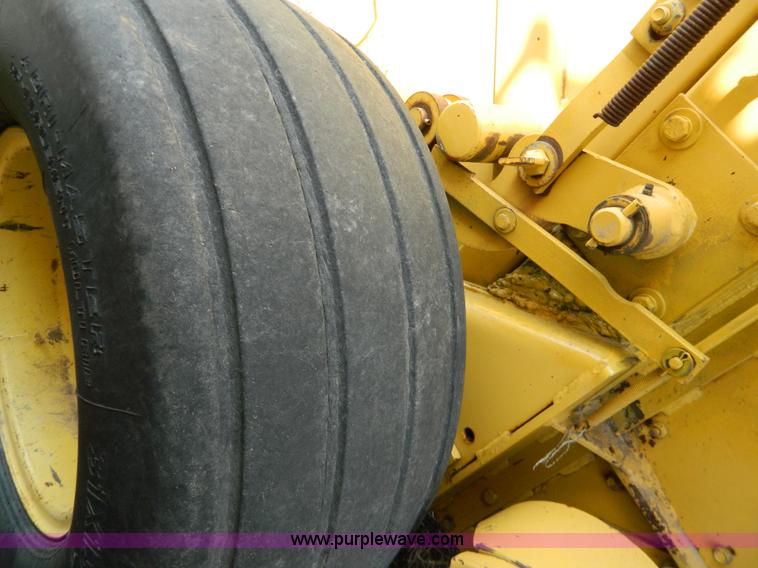 image for item G7819 1993 Vermeer 605J round baler