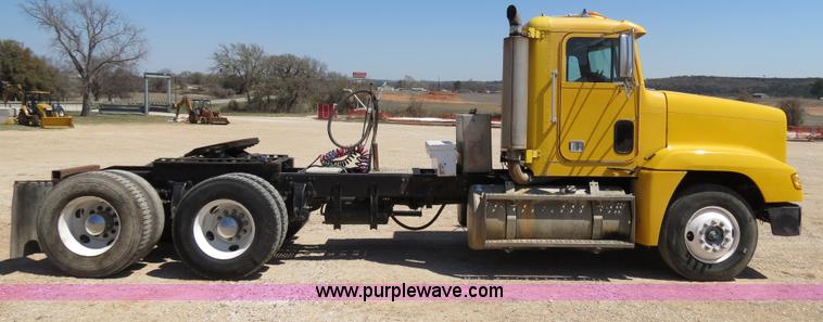 image for item B4682 1996 Freightliner FLD120 semi truck