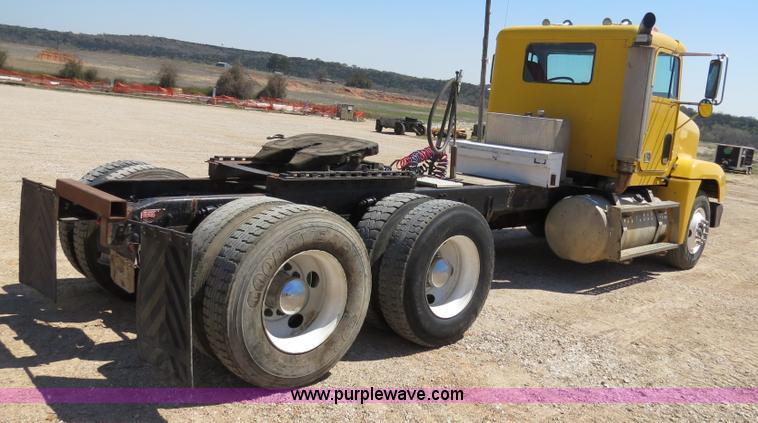 image for item B4682 1996 Freightliner FLD120 semi truck