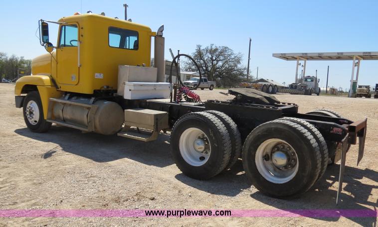 image for item B4682 1996 Freightliner FLD120 semi truck