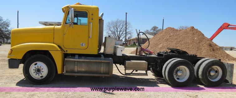 image for item B4682 1996 Freightliner FLD120 semi truck