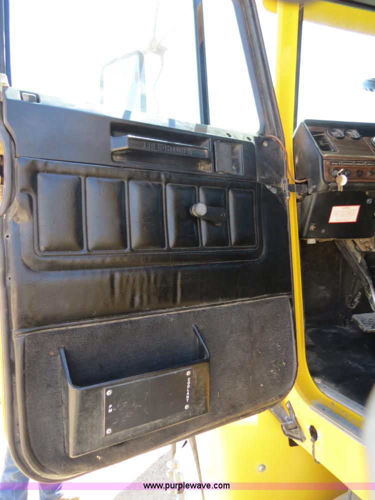 image for item B4682 1996 Freightliner FLD120 semi truck