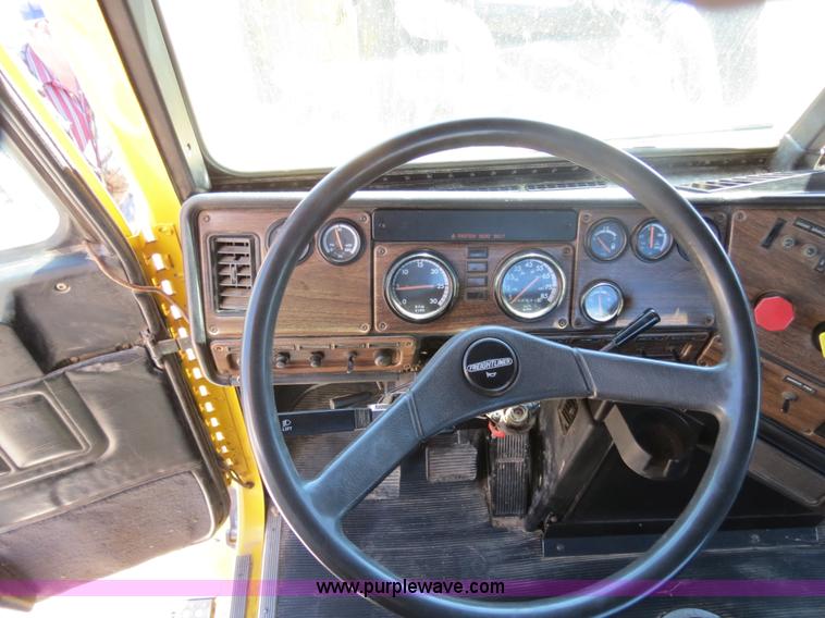 image for item B4682 1996 Freightliner FLD120 semi truck