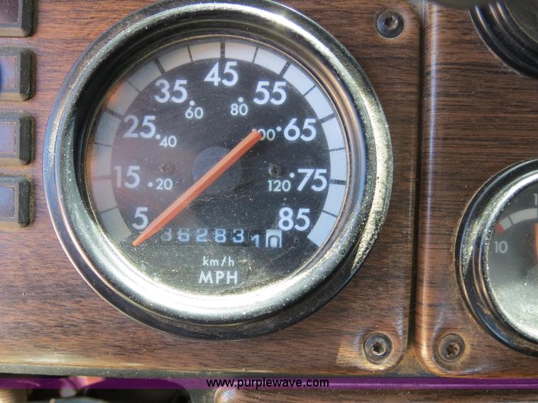 image for item B4682 1996 Freightliner FLD120 semi truck