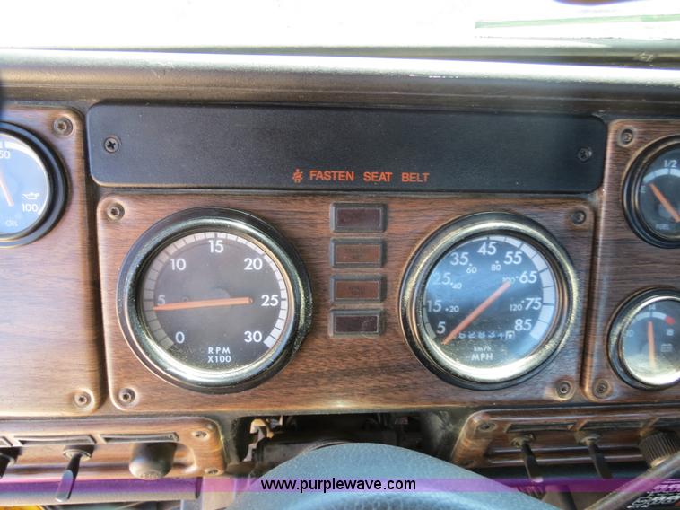 image for item B4682 1996 Freightliner FLD120 semi truck