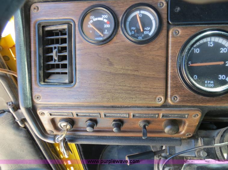 image for item B4682 1996 Freightliner FLD120 semi truck