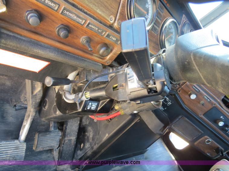 image for item B4682 1996 Freightliner FLD120 semi truck