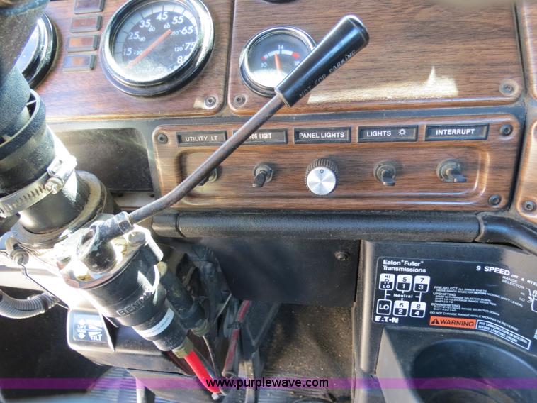 image for item B4682 1996 Freightliner FLD120 semi truck