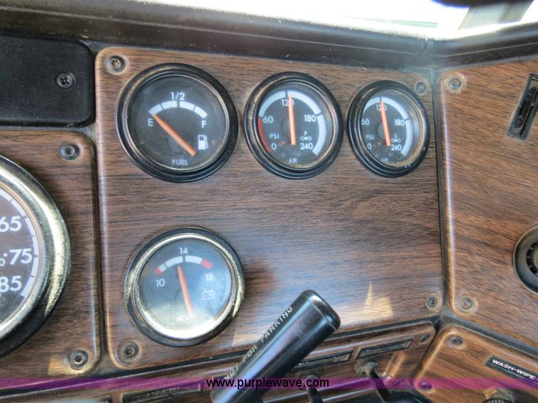 image for item B4682 1996 Freightliner FLD120 semi truck