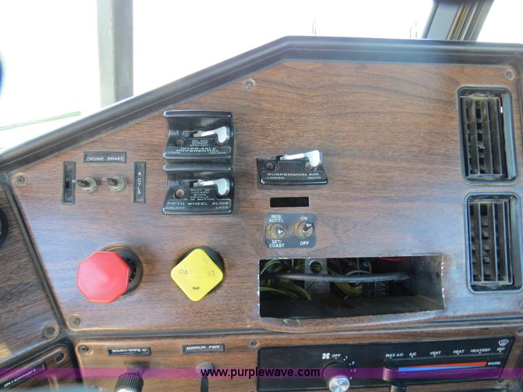 image for item B4682 1996 Freightliner FLD120 semi truck