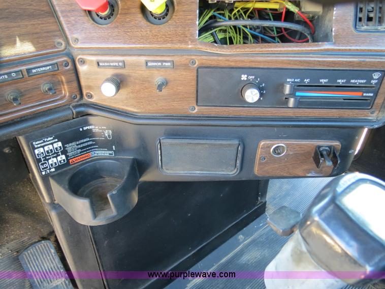 image for item B4682 1996 Freightliner FLD120 semi truck