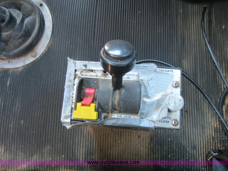 image for item B4682 1996 Freightliner FLD120 semi truck