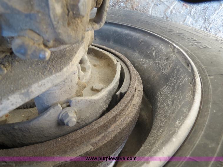 image for item B4682 1996 Freightliner FLD120 semi truck