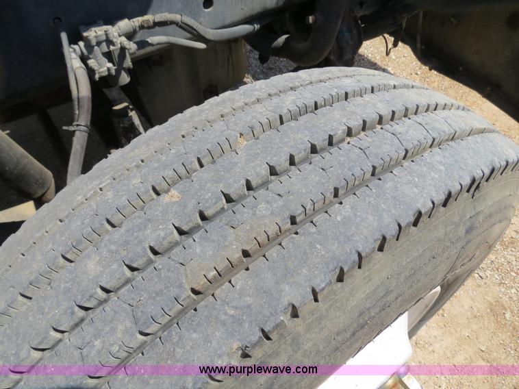 image for item B4682 1996 Freightliner FLD120 semi truck