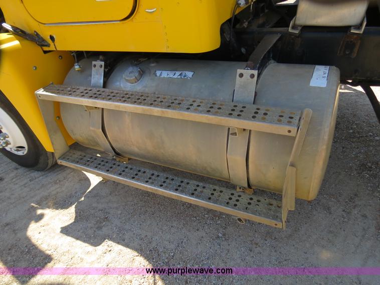 image for item B4682 1996 Freightliner FLD120 semi truck