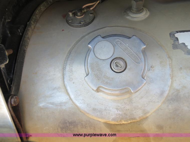 image for item B4682 1996 Freightliner FLD120 semi truck