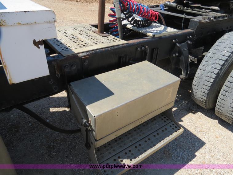 image for item B4682 1996 Freightliner FLD120 semi truck