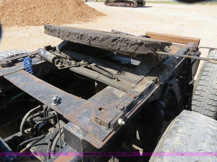 image for item B4682 1996 Freightliner FLD120 semi truck