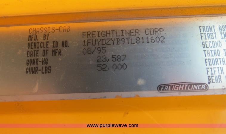 image for item B4682 1996 Freightliner FLD120 semi truck