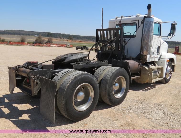 image for item B4683 1998 Freightliner FLD120 winch semi truck