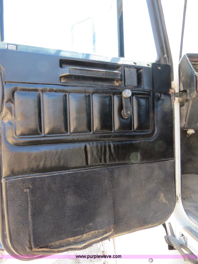 image for item B4683 1998 Freightliner FLD120 winch semi truck