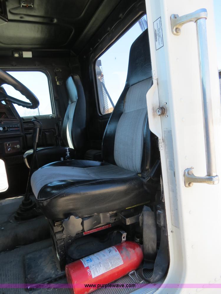 image for item B4683 1998 Freightliner FLD120 winch semi truck