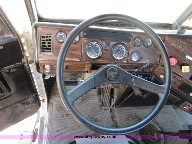 image for item B4683 1998 Freightliner FLD120 winch semi truck