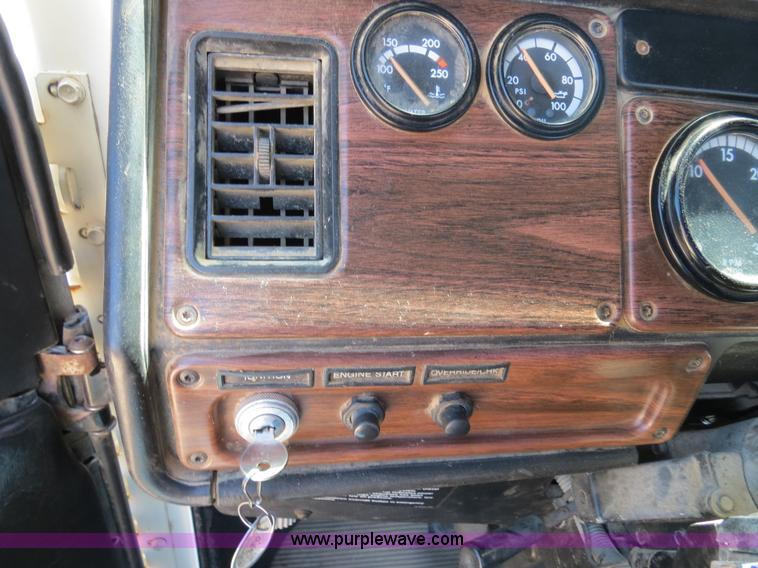 image for item B4683 1998 Freightliner FLD120 winch semi truck