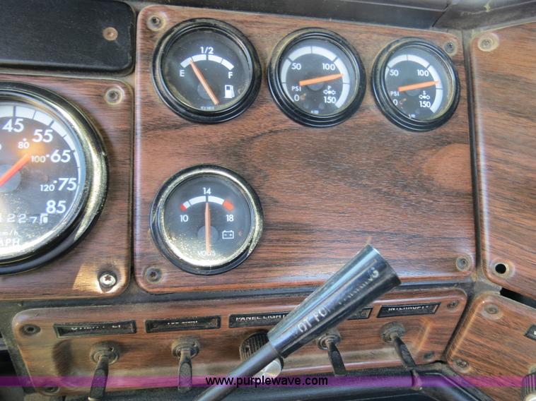 image for item B4683 1998 Freightliner FLD120 winch semi truck