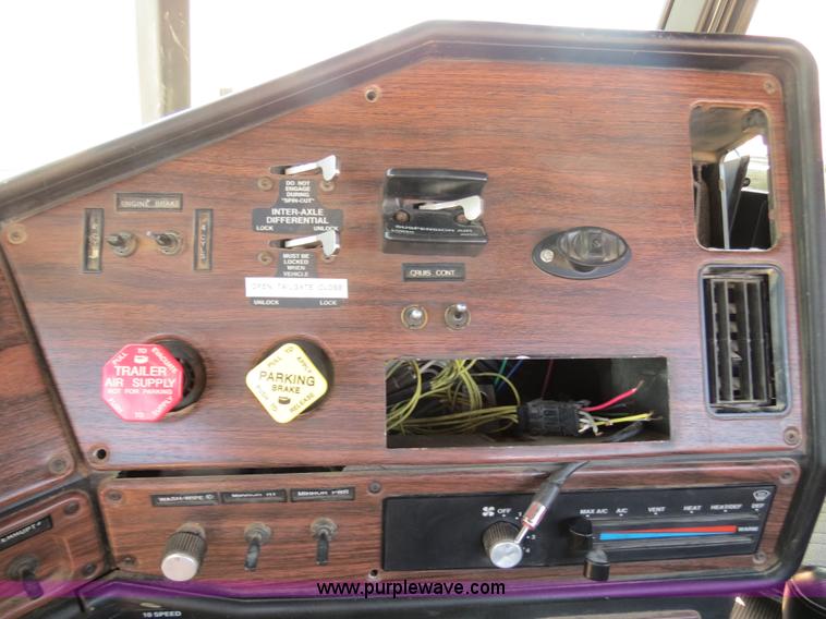 image for item B4683 1998 Freightliner FLD120 winch semi truck