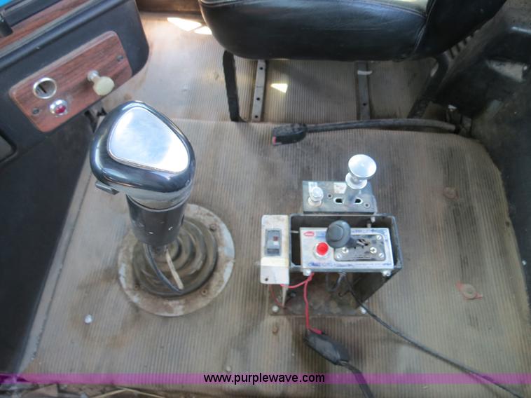 image for item B4683 1998 Freightliner FLD120 winch semi truck