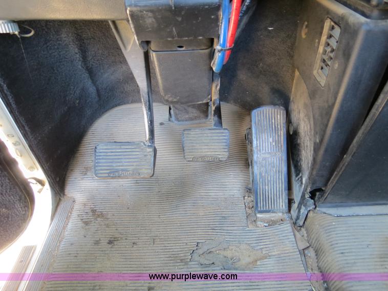 image for item B4683 1998 Freightliner FLD120 winch semi truck