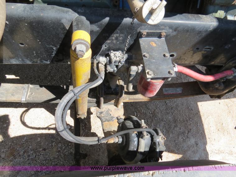 image for item B4683 1998 Freightliner FLD120 winch semi truck