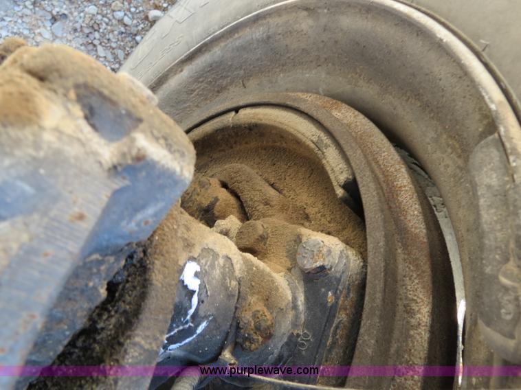 image for item B4683 1998 Freightliner FLD120 winch semi truck