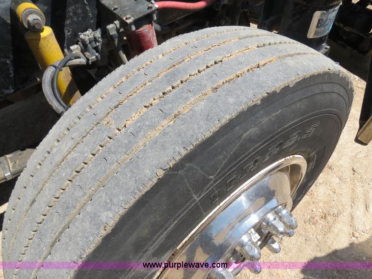 image for item B4683 1998 Freightliner FLD120 winch semi truck