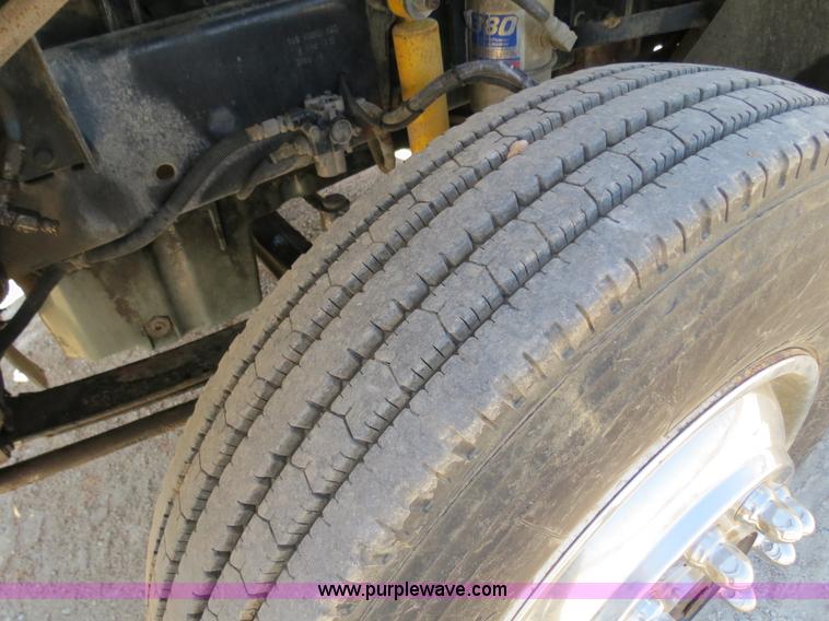 image for item B4683 1998 Freightliner FLD120 winch semi truck