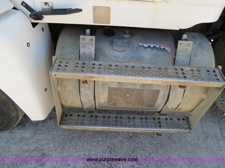 image for item B4683 1998 Freightliner FLD120 winch semi truck