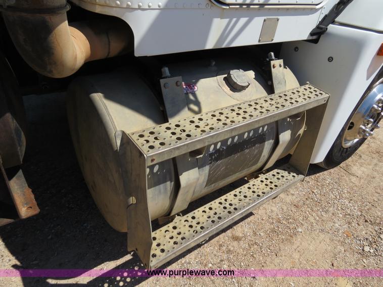 image for item B4683 1998 Freightliner FLD120 winch semi truck