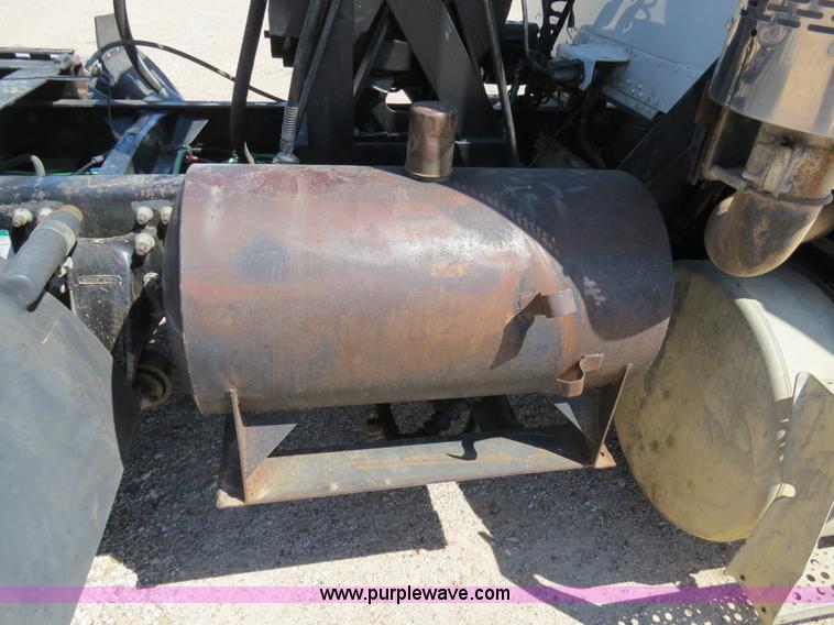 image for item B4683 1998 Freightliner FLD120 winch semi truck