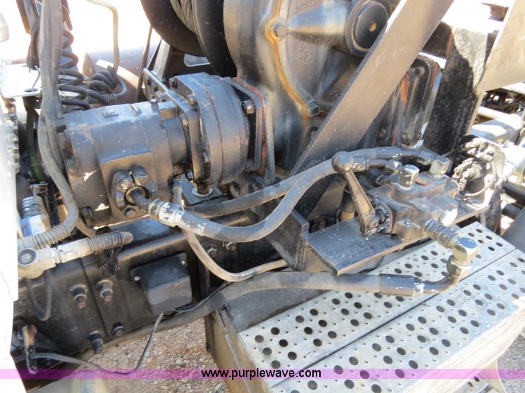 image for item B4683 1998 Freightliner FLD120 winch semi truck