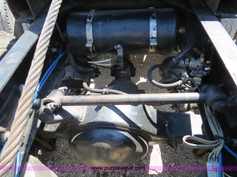 image for item B4683 1998 Freightliner FLD120 winch semi truck