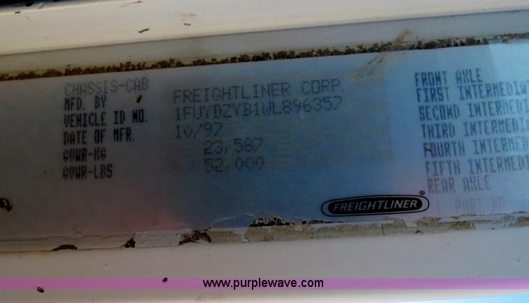 image for item B4683 1998 Freightliner FLD120 winch semi truck