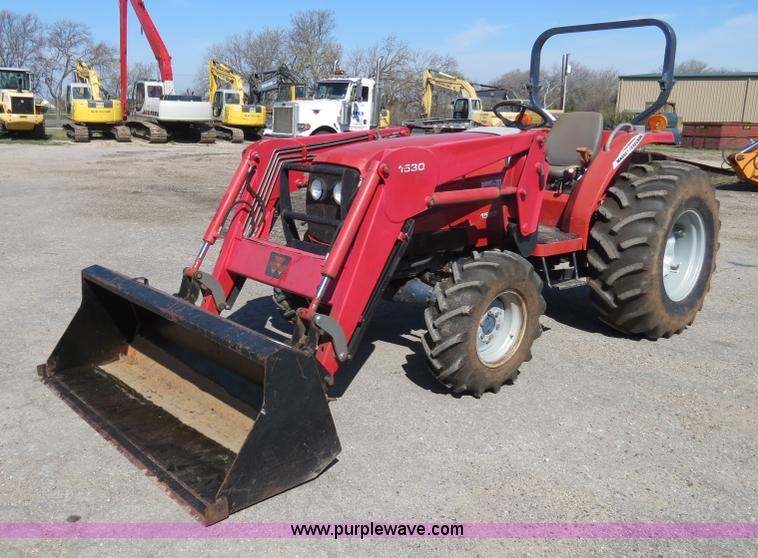 image for item B4699 Massey-Ferguson 1552 MFWD tractor