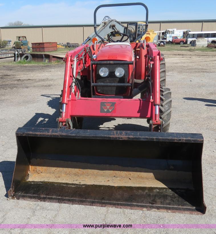 image for item B4699 Massey-Ferguson 1552 MFWD tractor
