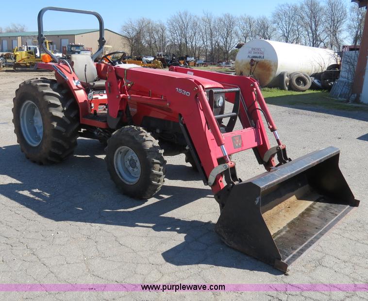 image for item B4699 Massey-Ferguson 1552 MFWD tractor