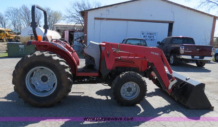 image for item B4699 Massey-Ferguson 1552 MFWD tractor