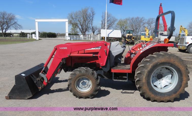 image for item B4699 Massey-Ferguson 1552 MFWD tractor