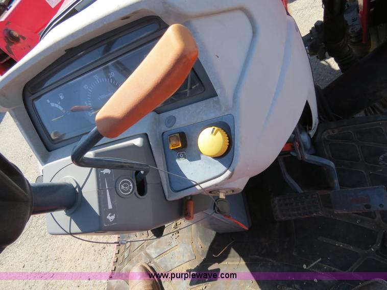 image for item B4699 Massey-Ferguson 1552 MFWD tractor