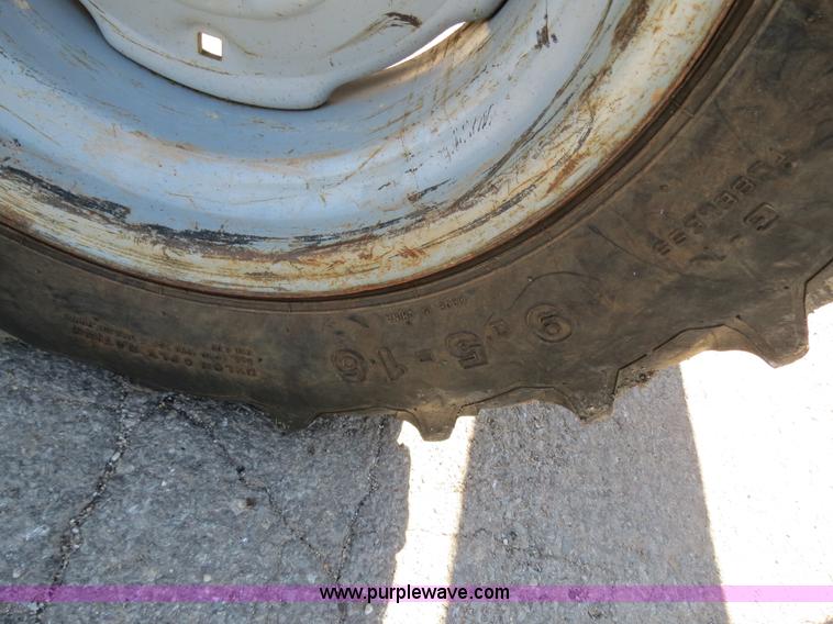 image for item B4699 Massey-Ferguson 1552 MFWD tractor