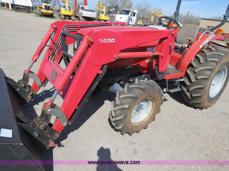 image for item B4699 Massey-Ferguson 1552 MFWD tractor